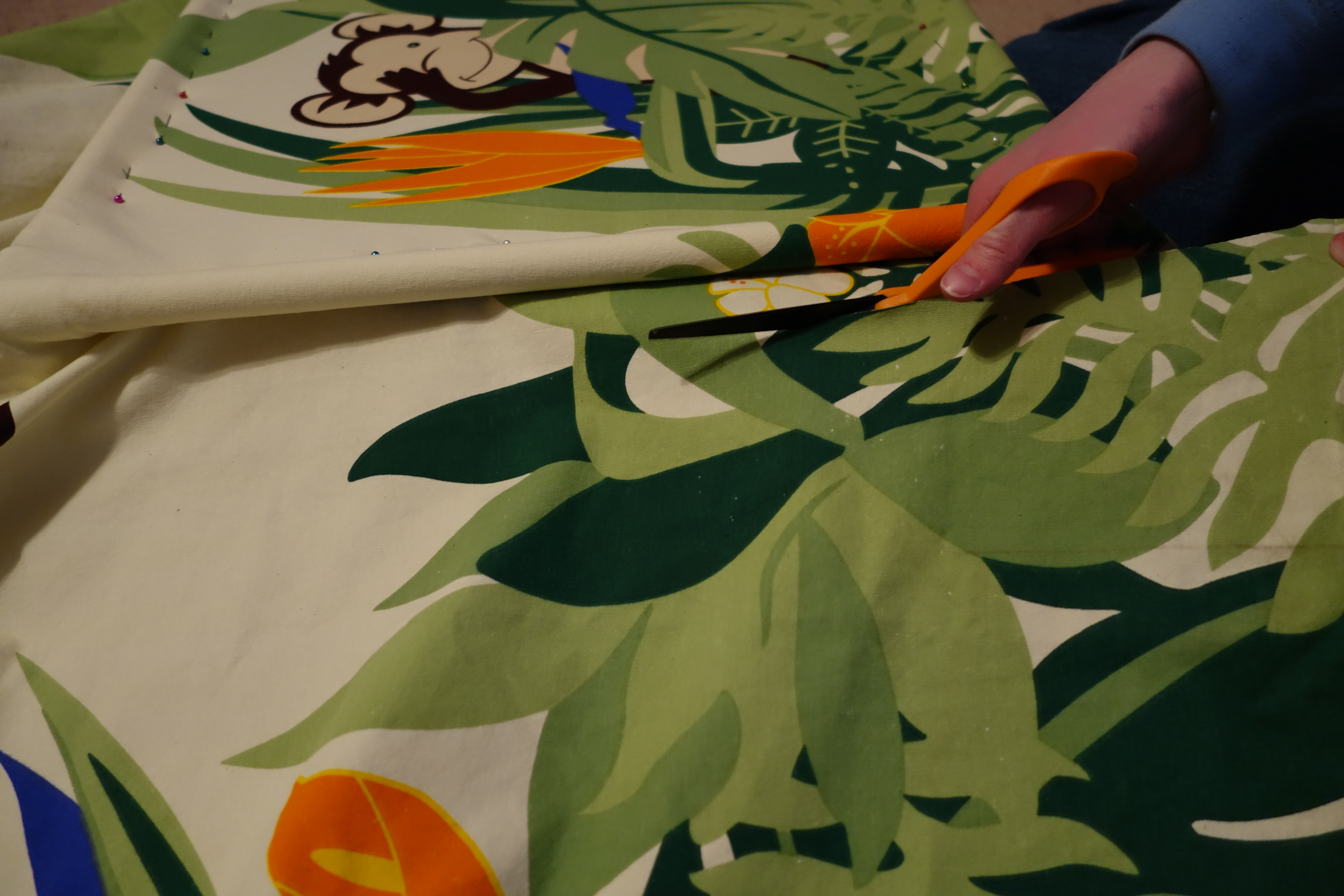 dog cot made from an old shower curtain DIY